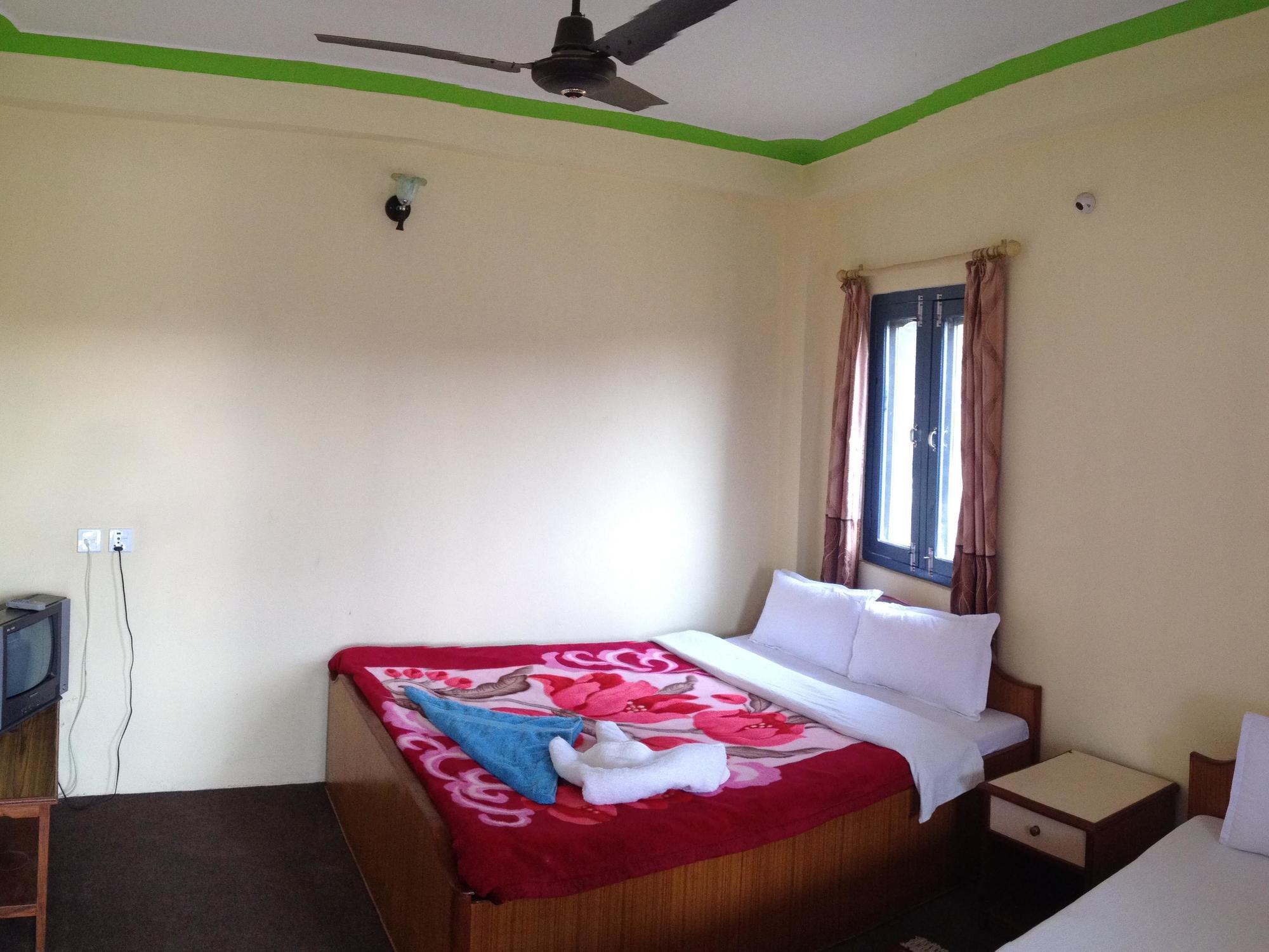 Hotel Lake House Pokhara Bagian luar foto