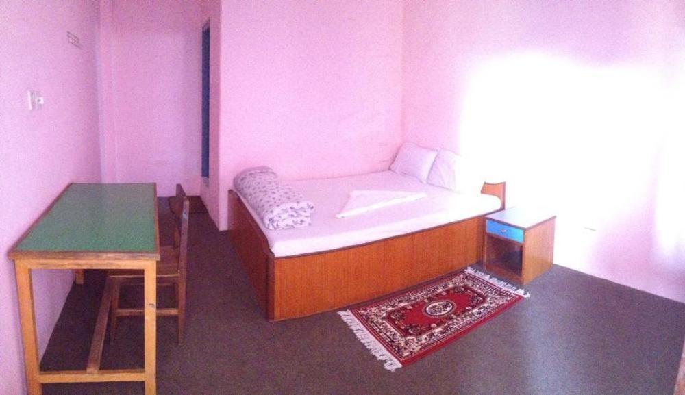 Hotel Lake House Pokhara Bagian luar foto