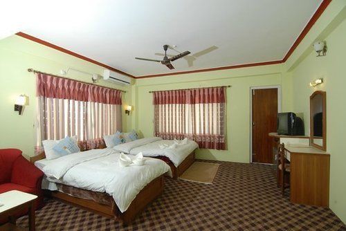Hotel Lake House Pokhara Bagian luar foto