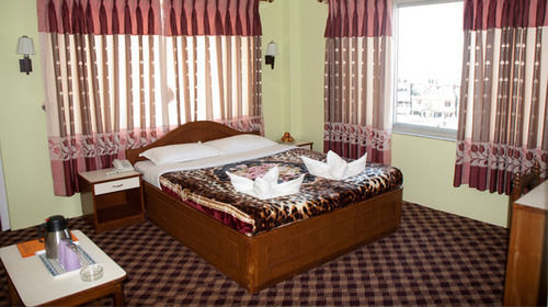 Hotel Lake House Pokhara Bagian luar foto